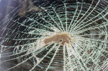 bir kaza veya bir engel ile çarpışma da aracın yolcu nun başındaki ön camda iz. kırık cam kafa.