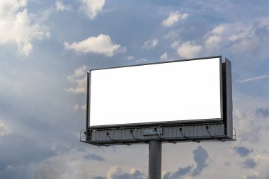 Güçlü ve güzel bulutların arka planına karşı, bir direk üzerinde duran reklam ile metin ve resimler için beyaz arka plan ile Billboard.