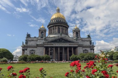 St Petersburg görkemli St Isaac Katedrali önünde büyük yeşil kare