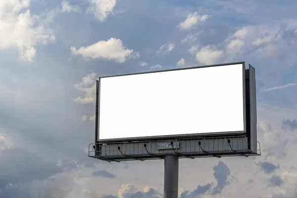 广告牌与白色背景的文本和图片与广告站在一个杆 在强大和美丽的云的背景 — 图库照片