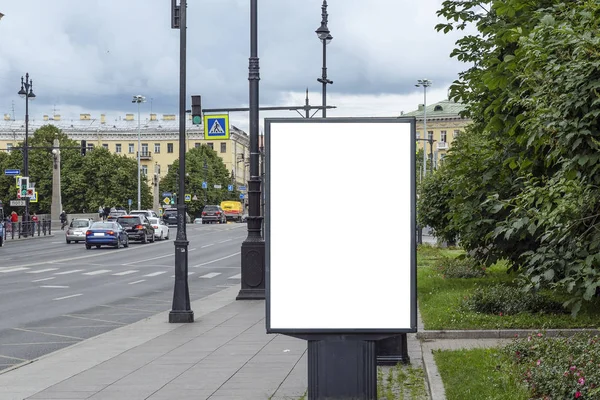 Κάθετη Πινακίδα Λευκή Απομόνωση Στο Φόντο Της Πόλης Και Των — Φωτογραφία Αρχείου