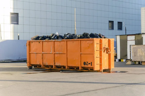 ゴミや廃棄物のリサイクル 特定のカテゴリの廃棄物のための大きなオレンジ色の容器 — ストック写真