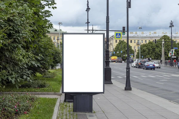 Κάθετη Πινακίδα Λευκή Απομόνωση Στο Φόντο Της Πόλης Και Των — Φωτογραφία Αρχείου