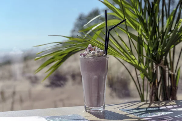 Melk Shake Met Aardbeien Frambozen Bestroog Met Marshmallows Bovenop Een — Stockfoto