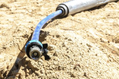 döşeme ve özel bir ev için bir su hortumu bağlantısı. döşeme ve su borusu, eve su temini için hortum bağlama kavramı.