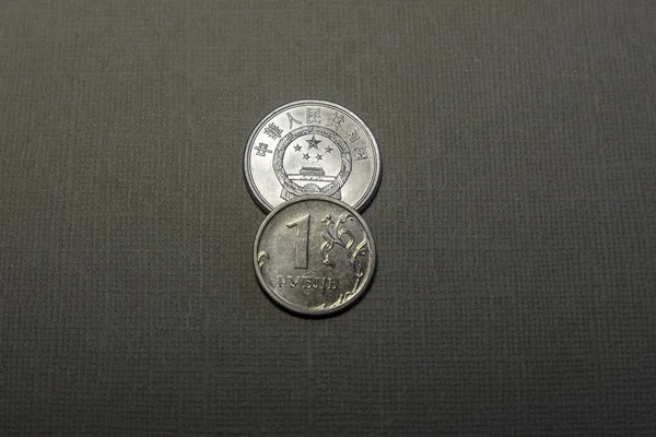 Νομίσματα Φιλίας Στην Παγκόσμια Οικονομία Κινεζικό Γουάν Και Ρούβλι Ρωσίας — Φωτογραφία Αρχείου