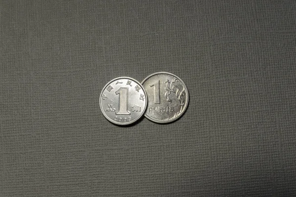 Νομίσματα Φιλίας Στην Παγκόσμια Οικονομία Κινεζικό Γουάν Και Ρούβλι Ρωσίας — Φωτογραφία Αρχείου