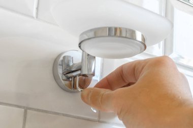 Banyoda fincan tutucu montajı. konut alanı düzenleme ve onarım kavramı