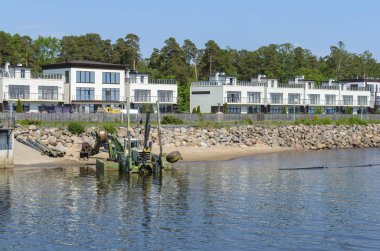 su ve enkaz ve silt gölet alt temizlik için deniz montajı. Doğa Bakımı kavramı.