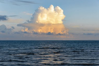 bir nükleer patlamadan sonra bir mantar şeklinde okyanus üzerinde büyük bir güzel bulut