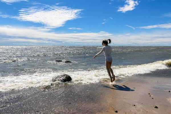 Chica Retozando Océano Tiempo Soleado Saltando Sobre Las Olas — Foto de Stock