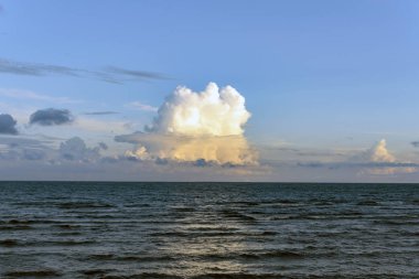 soğuk Kuzey denizi üzerinde mavi gökyüzüne karşı güzel şekil kalın bulutlar.