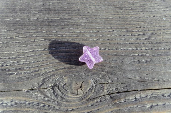 Piñón Acostado Una Grieta Sobre Fondo Madera — Foto de Stock