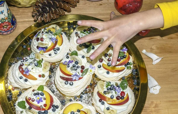 Heerlijke Meringue Anna Pavlova Een Cake Met Fruit Room Achtergrond — Stockfoto