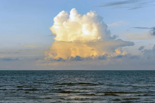 bir nükleer patlamadan sonra bir mantar şeklinde okyanus üzerinde büyük bir güzel bulut