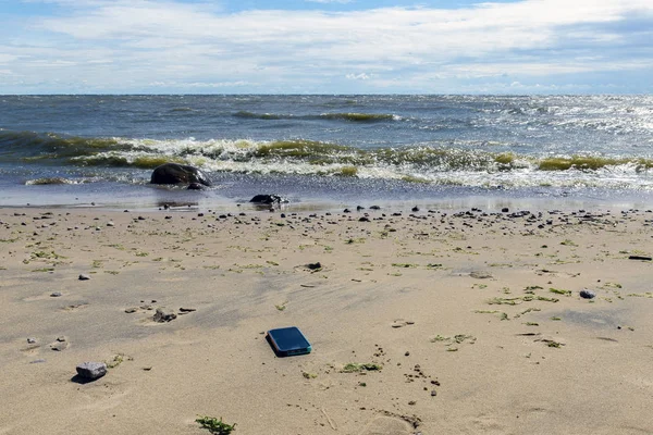 잃어버린 전화는 해안의 파도에 던져졌다 스마트 수리의 — 스톡 사진