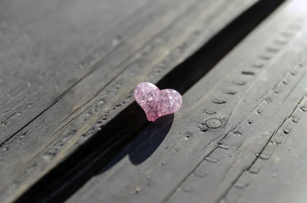 Corazón Yace Una Grieta Una Grieta Sobre Fondo Madera Corazón — Foto de Stock