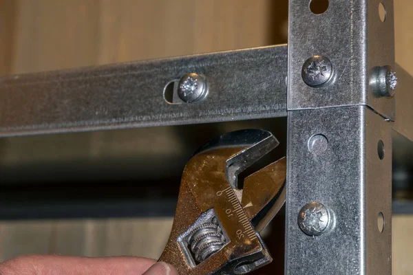 Metalen Rekken Handenarbeid Het Gebruik Van Moersleutel Monteur Monteert Demonteert — Stockfoto