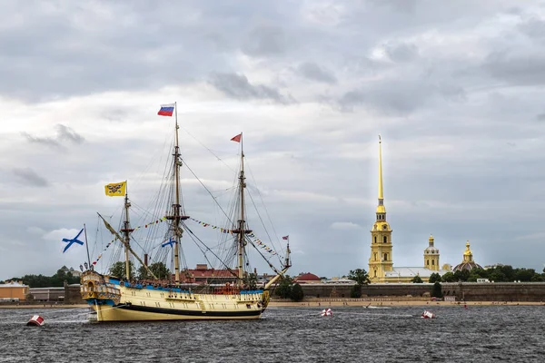 圣彼得堡 2019年7月 位于涅瓦河的波尔塔瓦护卫舰准备参加海军日阅兵式 这是在七月的最后一个星期天庆祝的 — 图库照片