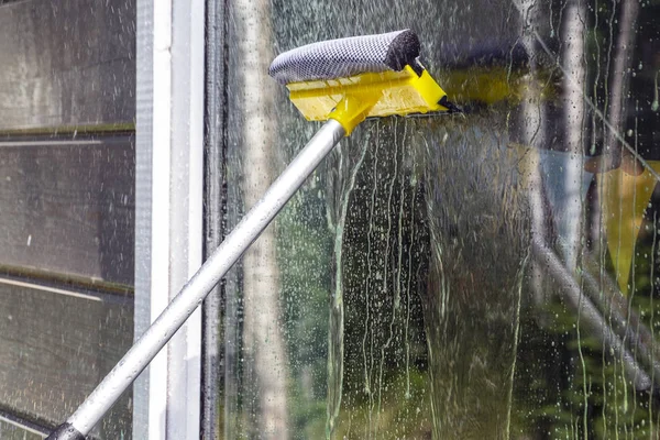 Mencuci Windows Membersihkan Gelas Dan Permukaan Kuning Putih Sikat Cuci — Stok Foto