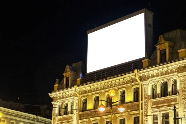 Τεράστιο Billboard Για Κτίριο Στη Νυχτερινή Πόλη Νυχτερινή Διαφήμιση Έτοιμη — Φωτογραφία Αρχείου