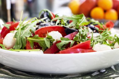 Taze sebze salatalı beyaz tabak. Yakın plan..