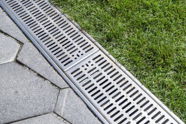 Sokak ayrımı fırtına suyu drenajı, suların çimlerden ve kaldırımlardan çekilmesi ve ayrışması için.