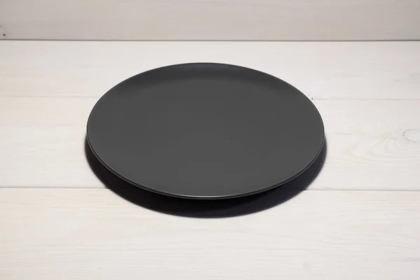 Ein Schwarzer Runder Leerer Teller Steht Auf Einem Sanft Grauen — Stockfoto