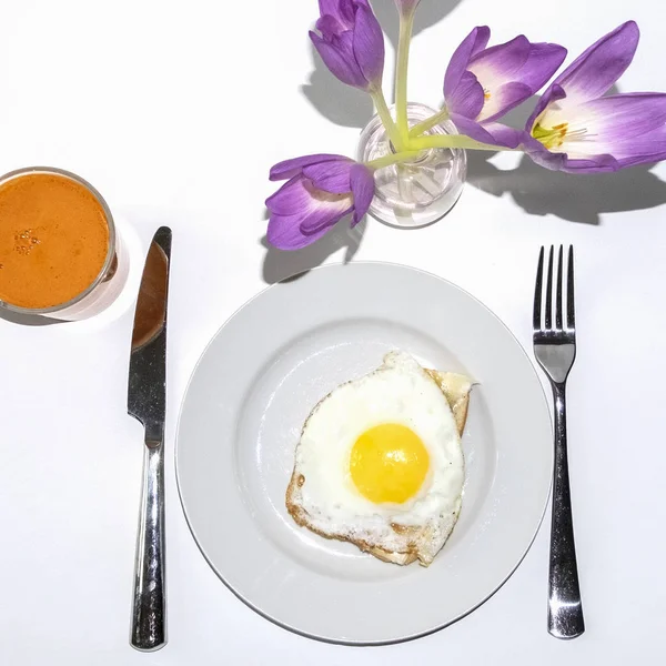 Delicioso Café Manhã Isolado Fundo Branco Ovos Mexidos Torradas Faca — Fotografia de Stock
