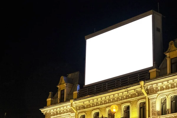 夜の街の建物の上に巨大なビルボード 夜の広告 屋外広告のための準備ができてレイアウト — ストック写真