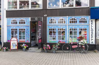 Finlandiya, Imatra, Temmuz 2019: El işi mağazası ve el yapımı oyuncaklar, oyuncak dükkanı.