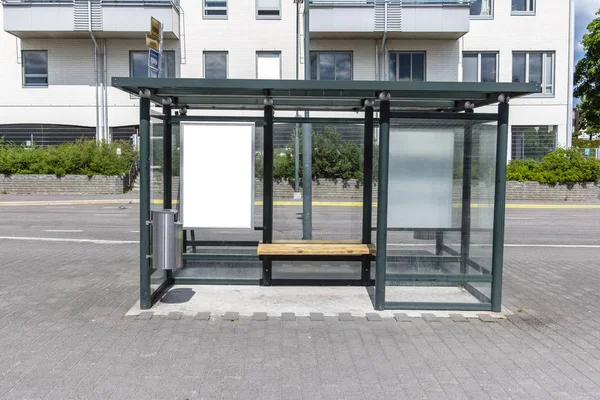 Due Cartelloni Bianchi Bianchi Verticali Alla Fermata Dell Autobus Sulla — Foto Stock