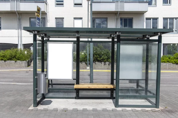 Due Cartelloni Bianchi Bianchi Verticali Alla Fermata Dell Autobus Sulla — Foto Stock