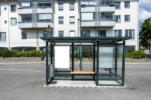 Due Cartelloni Bianchi Bianchi Verticali Alla Fermata Dell Autobus Sulla — Foto Stock