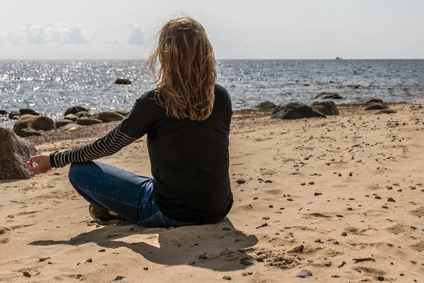 Meditación Playa Posición Loto Chica Haciendo Yoga — Foto de Stock