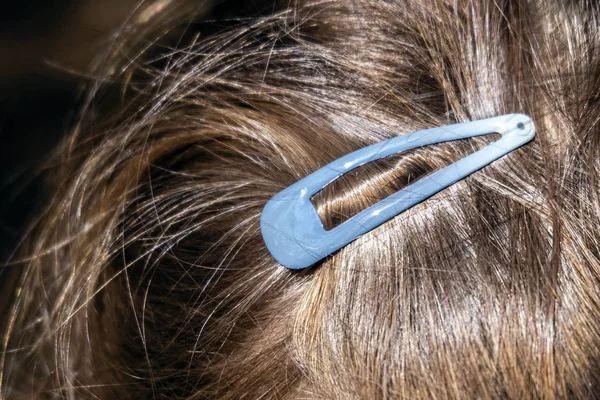 Turquoise Haarspeld Het Haar Van Het Meisje Houdt Het Haar — Stockfoto