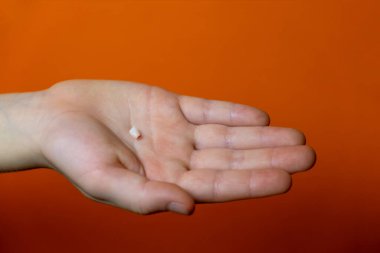 Küçük bir çocuğun eline düşmüş süt dişi..