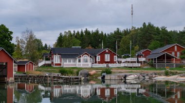 Finlandiya, Aland Adaları, Lappo, Ağustos 2019: Finlandiya 'nın güneyindeki Aland Adaları takımadasındaki Lappo Adası. Şehir merkezinin panoramik manzarası, deniz kenarında güzel ahşap bir ev.