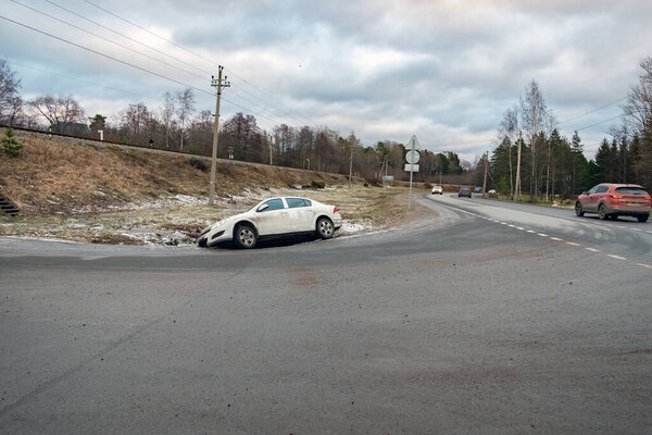 Концепция безопасности дорожного движения, автомобиль потерял управление на скользкой дороге и водитель въехал в канаву и дренажную яму. Поздняя смена сезонных шин
.