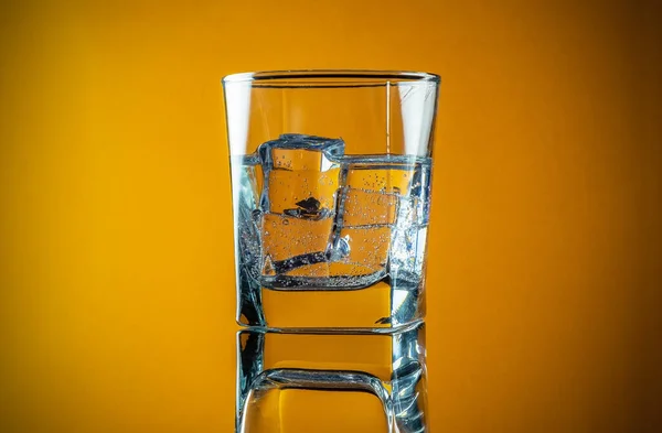 Vaso Agua Fría Limpia Potable Con Hielo Sobre Una Superficie — Foto de Stock