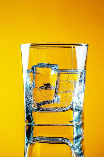 Vaso Agua Fría Limpia Potable Con Hielo Sobre Una Superficie — Foto de Stock