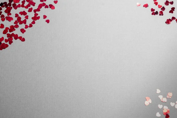 バレンタインデーの灰色の背景に平らなレイアウト小さな赤いハートバレンタインデーのためのスペースをコピー — ストック写真