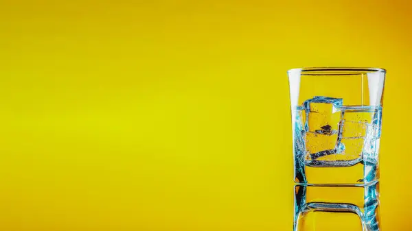 Vaso Agua Fría Limpia Potable Con Hielo Sobre Una Superficie — Foto de Stock