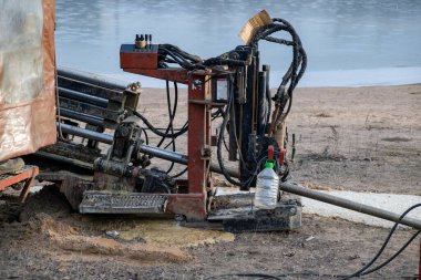 Sondaj kulesi, yatay yönlü sondaj için yatak. Sondaj işleri, yere çimento havanı sağlama süreci..