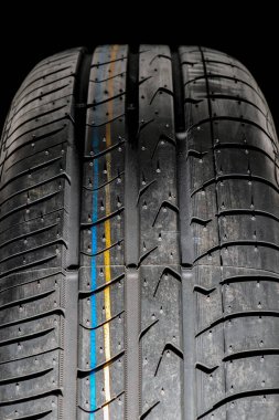 Araba lastiklerinin mevsimlik yenilenmesi, arka plan manzaralı yaz tekeri..