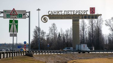 Rusya, St. Petersburg, Mart 2020: Aziz Petersburg ve imza, Leningrad - Kahraman Şehir. Şehrin kapatılması, acil durum modunun başlatılması. Karantina ve askeri kontrol noktaları