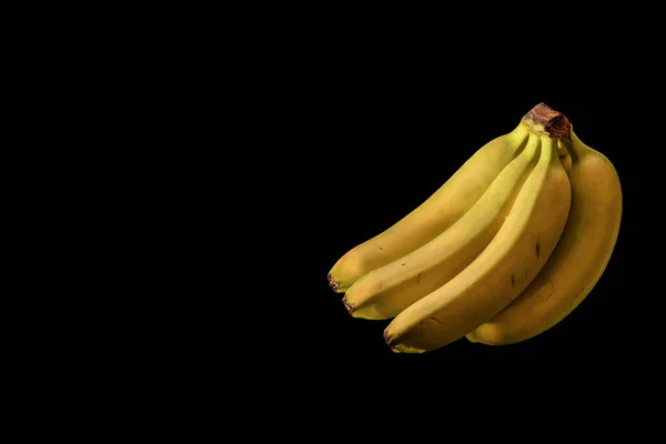 Varios Plátanos Maduros Racimo Plátanos Amarillos Aislados Sobre Fondo Negro —  Fotos de Stock