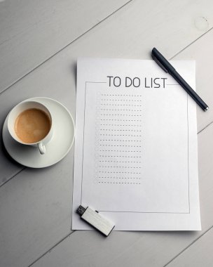 Bir fincan kahve, bir kalem ve bir USB çubuğu, unutulmayacak önemli ve gerekli şeylerin bir listesi.