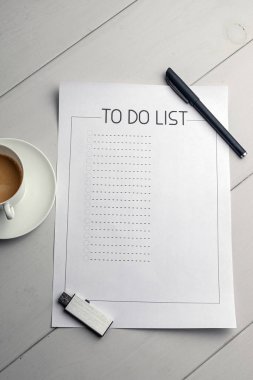 Yapılacaklar listesi bir fincan sabah aromalı kahveyle dolu