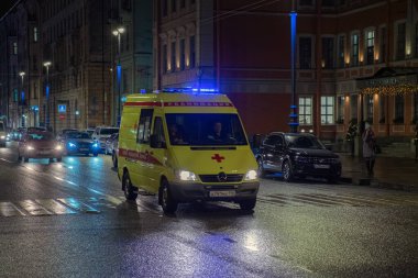 Rusya, St. Petersburg, Ocak 2020: seçici odaklanma, yazılı canlandırmalı ambulans arabası bir hastayı aramak için acele ediyor, salgın COVID-19